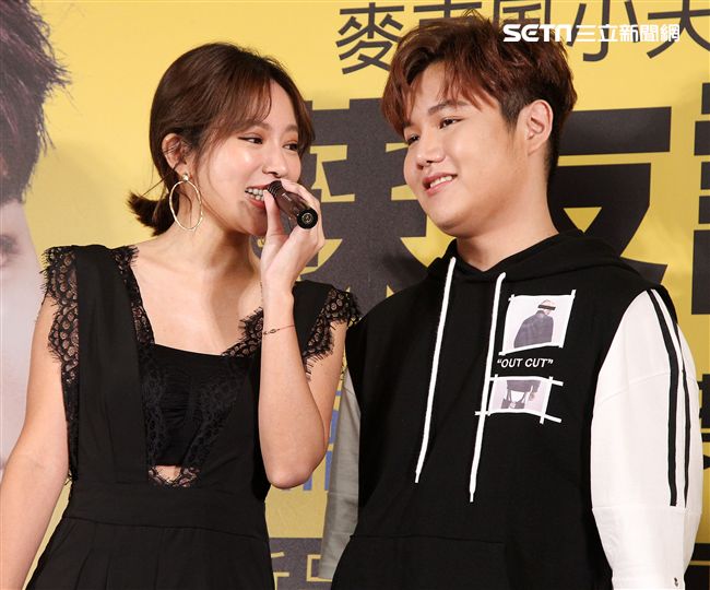 18歲中輟生蘇友謙靠麥克風創奇蹟成為億萬富翁，戲劇女神高宇蓁代言站台秀歌聲想圓歌手夢。（記者邱榮吉/