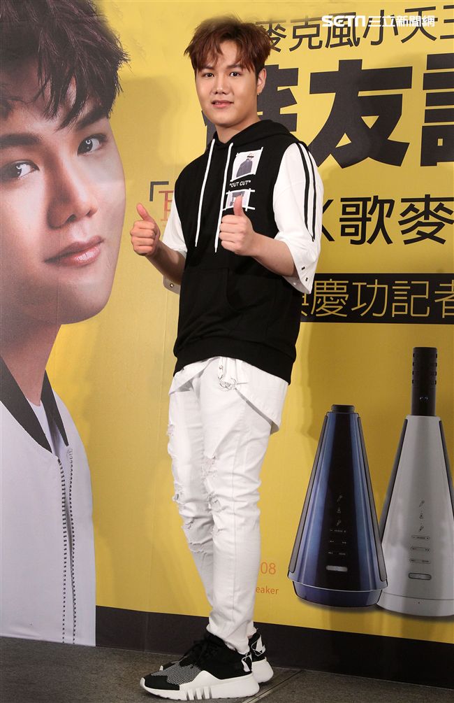 18歲中輟生蘇友謙靠麥克風創奇蹟成為億萬富翁。（記者邱榮吉/攝影）