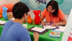 人力銀行：研發替代役若減恐衝擊企業（2）國立清華大學28日舉辦研發替代役企業徵才活動，不少將畢業的學子準備履歷到場面試、「卡位」，希望利用研發替代役3年，與職場無縫接軌。中央社記者魯鋼駿攝　106年9月28日