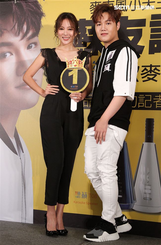 18歲中輟生蘇友謙靠麥克風創奇蹟成為億萬富翁，戲劇女神高宇蓁代言站台秀歌聲想圓歌手夢。（記者邱榮吉/