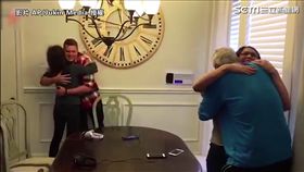 聽聞喜訊，父母開心上前擁抱。