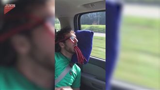 男子開口睡遭惡搞　扭扭糖塞滿嘴