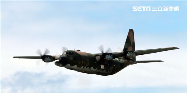 空軍Ｃ-130H運輸機實施「高進場突擊落地」60度小轉彎秀性能，和三型主力戰機尬技術驚艷全場。（記者邱榮吉/台東拍攝）