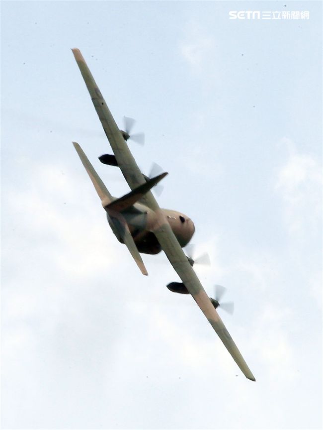 空軍Ｃ-130H運輸機實施「高進場突擊落地」60度小轉彎秀性能，和三型主力戰機尬技術驚艷全場。（記者邱榮吉/台東拍攝）