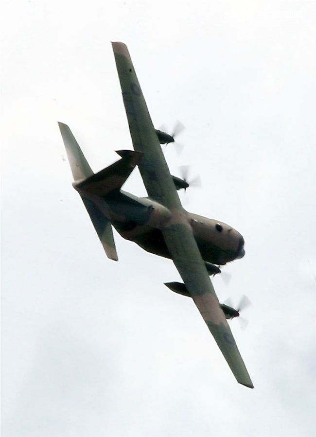 空軍Ｃ-130H運輸機實施「高進場突擊落地」60度小轉彎秀性能，和三型主力戰機尬技術驚艷全場。（記者邱榮吉/台東拍攝）