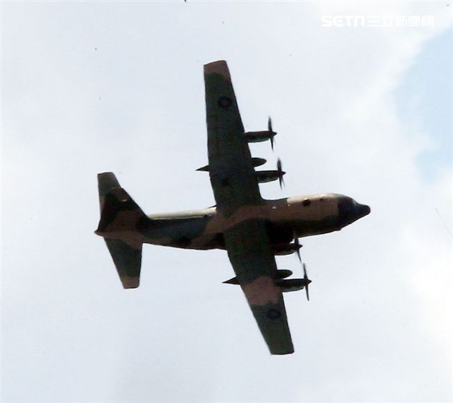 空軍Ｃ-130H運輸機實施「高進場突擊落地」60度小轉彎秀性能，和三型主力戰機尬技術驚艷全場。（記者邱榮吉/台東拍攝）
