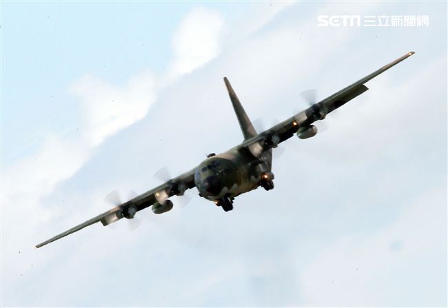 空軍Ｃ-130H運輸機實施「高進場突擊落地」60度小轉彎秀性能，和三型主力戰機尬技術驚艷全場。（記者邱榮吉/台東拍攝）