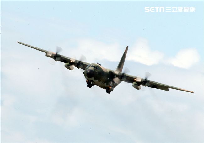 空軍Ｃ-130H運輸機實施「高進場突擊落地」60度小轉彎秀性能，和三型主力戰機尬技術驚艷全場。（記者邱榮吉/台東拍攝）