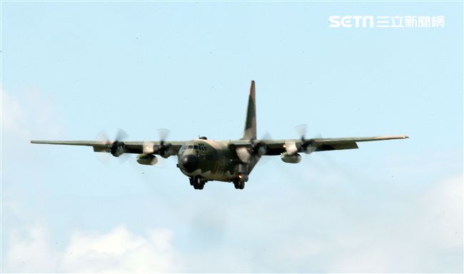 空軍Ｃ-130H運輸機實施「高進場突擊落地」60度小轉彎秀性能，和三型主力戰機尬技術驚艷全場。（記者邱榮吉/台東拍攝）