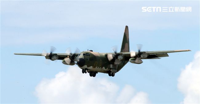 空軍Ｃ-130H運輸機實施「高進場突擊落地」60度小轉彎秀性能，和三型主力戰機尬技術驚艷全場。（記者邱榮吉/台東拍攝）