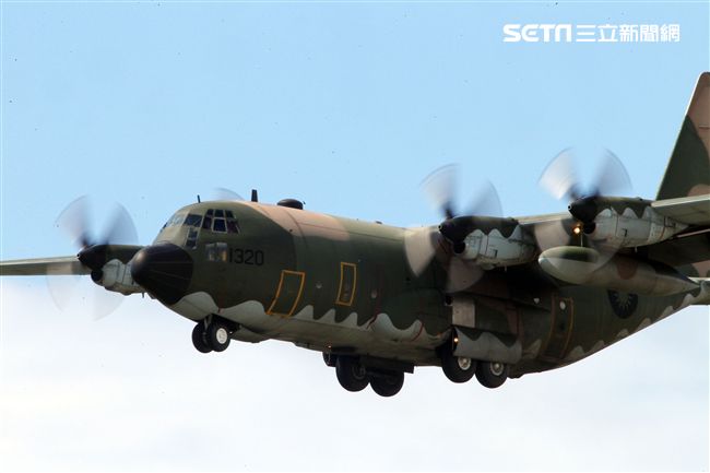 空軍Ｃ-130H運輸機實施「高進場突擊落地」60度小轉彎秀性能，和三型主力戰機尬技術驚艷全場。（記者邱榮吉/台東拍攝）