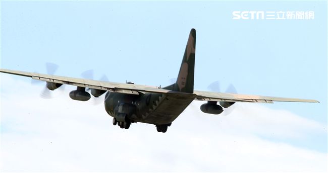 空軍Ｃ-130H運輸機實施「高進場突擊落地」60度小轉彎秀性能，和三型主力戰機尬技術驚艷全場。（記者邱榮吉/台東拍攝）