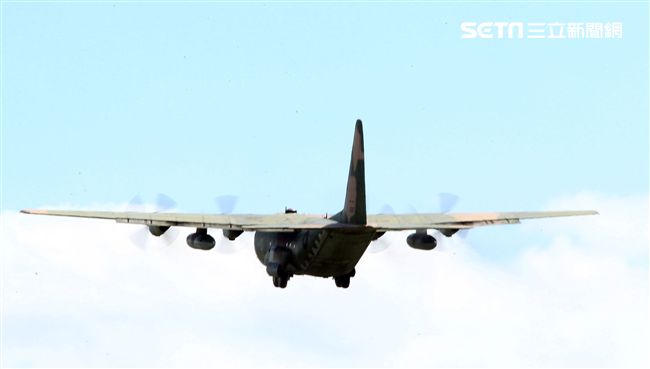 空軍Ｃ-130H運輸機實施「高進場突擊落地」60度小轉彎秀性能，和三型主力戰機尬技術驚艷全場。（記者邱榮吉/台東拍攝）