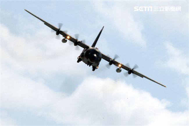 空軍Ｃ-130H運輸機實施「高進場突擊落地」60度小轉彎秀性能，和三型主力戰機尬技術驚艷全場。（記者邱榮吉/台東拍攝）