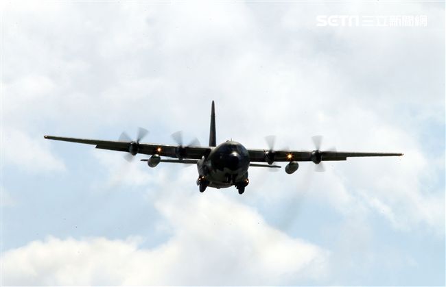 空軍Ｃ-130H運輸機實施「高進場突擊落地」60度小轉彎秀性能，和三型主力戰機尬技術驚艷全場。（記者邱榮吉/台東拍攝）