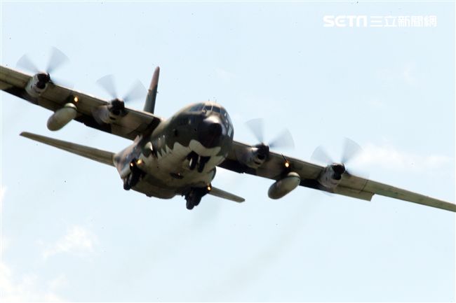 空軍Ｃ-130H運輸機實施「高進場突擊落地」60度小轉彎秀性能，和三型主力戰機尬技術驚艷全場。（記者邱榮吉/台東拍攝）