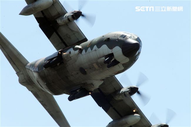 空軍Ｃ-130H運輸機實施「高進場突擊落地」60度小轉彎秀性能，和三型主力戰機尬技術驚艷全場。（記者邱榮吉/台東拍攝）