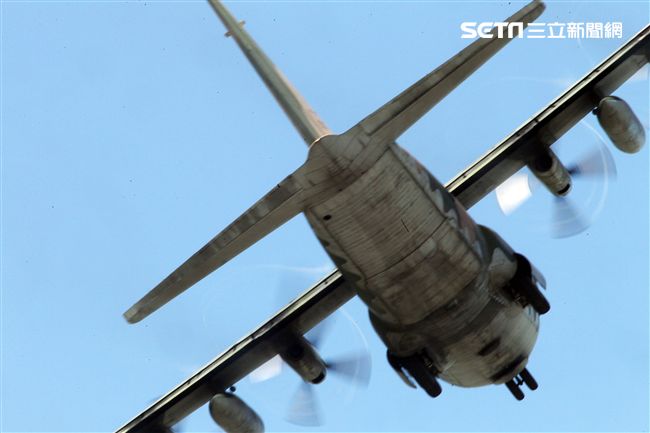 空軍Ｃ-130H運輸機實施「高進場突擊落地」60度小轉彎秀性能，和三型主力戰機尬技術驚艷全場。（記者邱榮吉/台東拍攝）