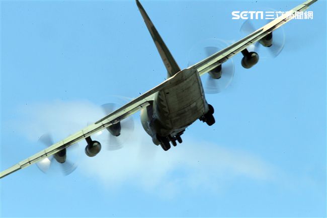 空軍Ｃ-130H運輸機實施「高進場突擊落地」60度小轉彎秀性能，和三型主力戰機尬技術驚艷全場。（記者邱榮吉/台東拍攝）