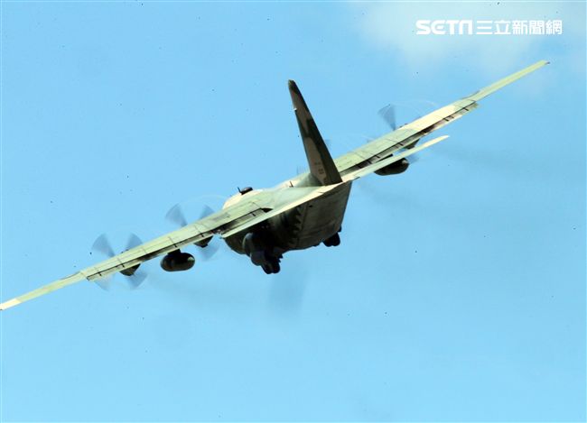 空軍Ｃ-130H運輸機實施「高進場突擊落地」60度小轉彎秀性能，和三型主力戰機尬技術驚艷全場。（記者邱榮吉/台東拍攝）
