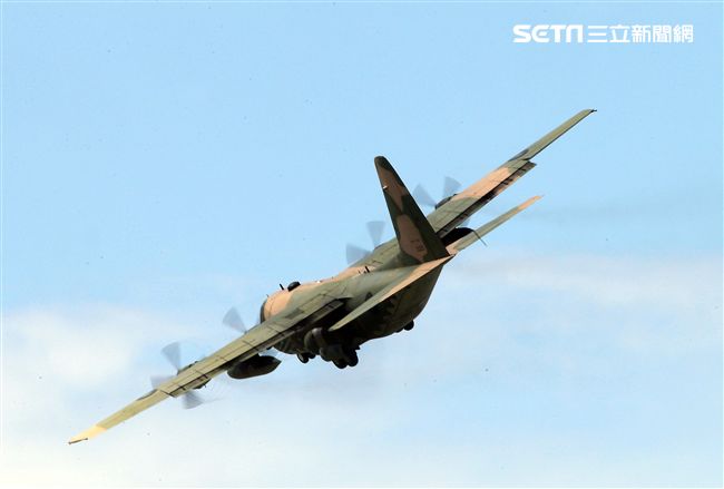 空軍Ｃ-130H運輸機實施「高進場突擊落地」60度小轉彎秀性能，和三型主力戰機尬技術驚艷全場。（記者邱榮吉/台東拍攝）