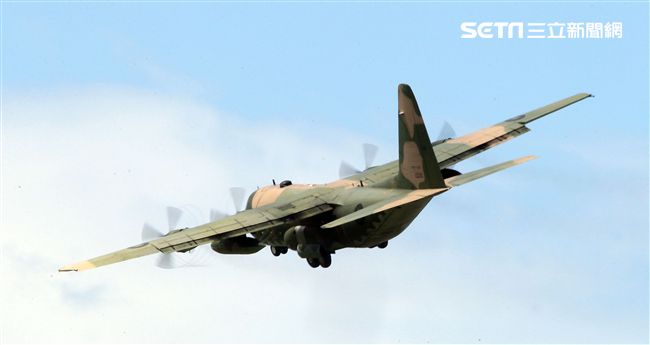 空軍Ｃ-130H運輸機實施「高進場突擊落地」60度小轉彎秀性能，和三型主力戰機尬技術驚艷全場。（記者邱榮吉/台東拍攝）