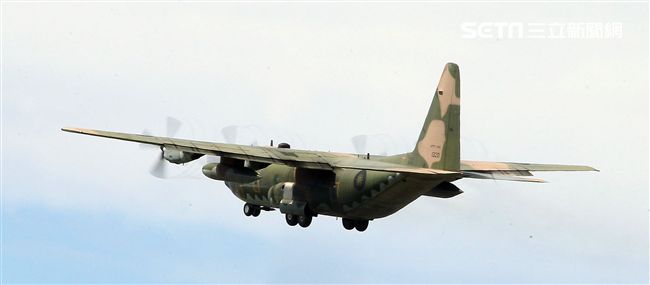 空軍Ｃ-130H運輸機實施「高進場突擊落地」60度小轉彎秀性能，和三型主力戰機尬技術驚艷全場。（記者邱榮吉/台東拍攝）