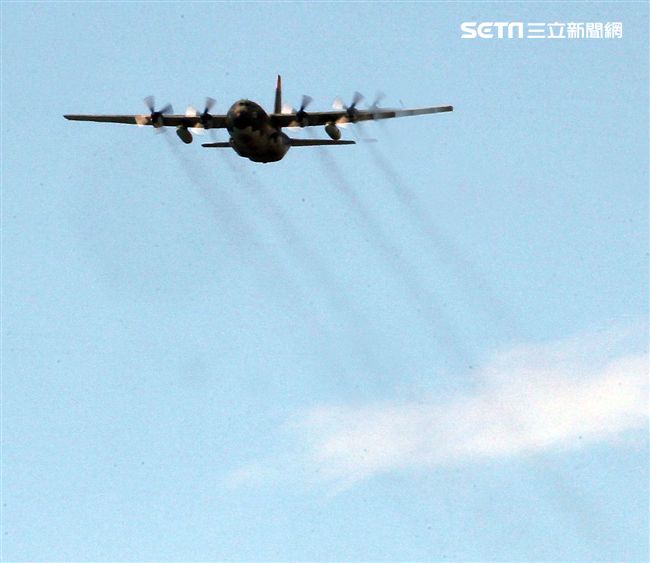 空軍Ｃ-130H運輸機實施「高進場突擊落地」60度小轉彎秀性能，和三型主力戰機尬技術驚艷全場。（記者邱榮吉/台東拍攝）