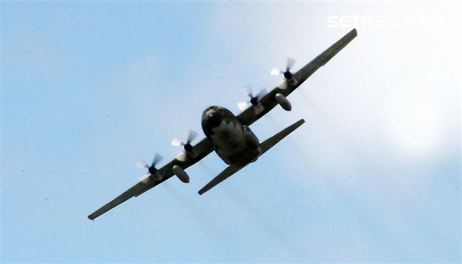 空軍Ｃ-130H運輸機實施「高進場突擊落地」60度小轉彎秀性能，和三型主力戰機尬技術驚艷全場。（記者邱榮吉/台東拍攝）
