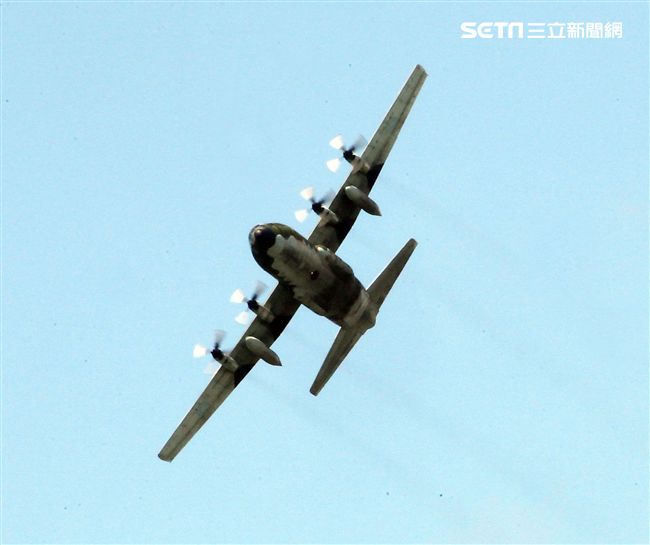 空軍Ｃ-130H運輸機實施「高進場突擊落地」60度小轉彎秀性能，和三型主力戰機尬技術驚艷全場。（記者邱榮吉/台東拍攝）