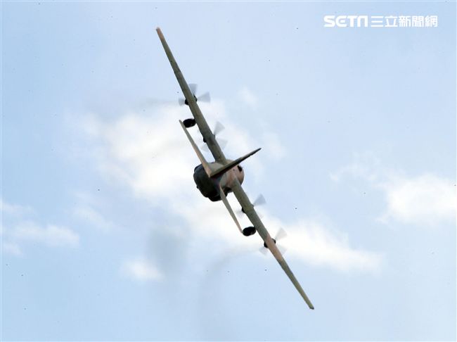 空軍Ｃ-130H運輸機實施「高進場突擊落地」60度小轉彎秀性能，和三型主力戰機尬技術驚艷全場。（記者邱榮吉/台東拍攝）