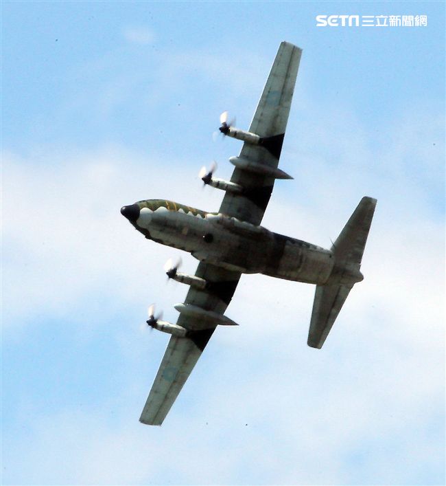 空軍Ｃ-130H運輸機實施「高進場突擊落地」60度小轉彎秀性能，和三型主力戰機尬技術驚艷全場。（記者邱榮吉/台東拍攝）