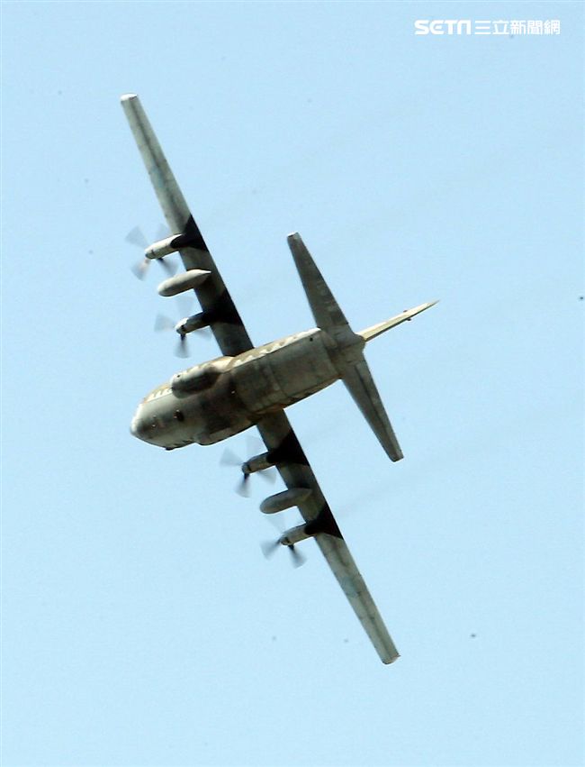 空軍Ｃ-130H運輸機實施「高進場突擊落地」60度小轉彎秀性能，和三型主力戰機尬技術驚艷全場。（記者邱榮吉/台東拍攝）