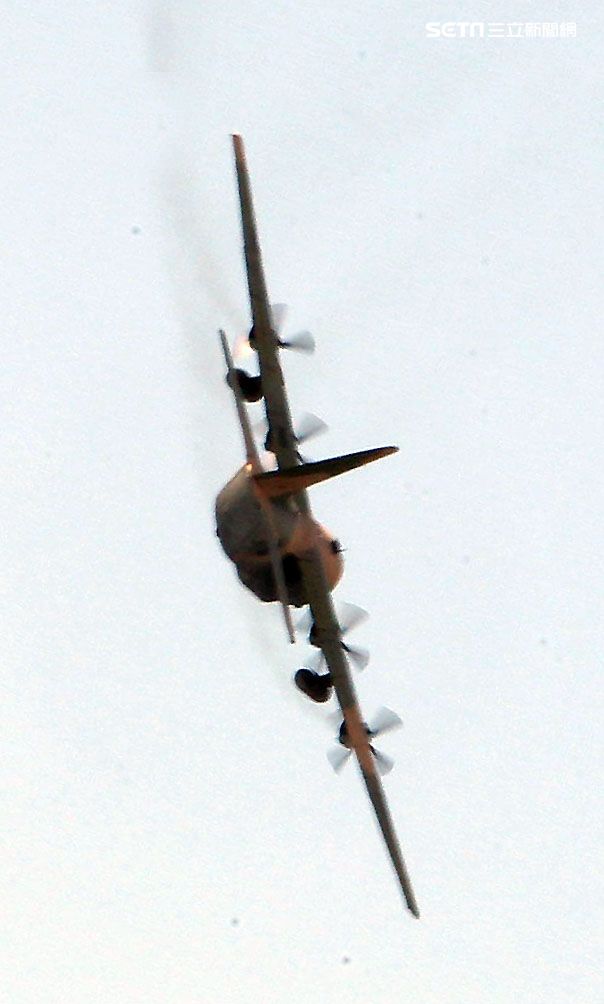 空軍Ｃ-130H運輸機實施「高進場突擊落地」60度小轉彎秀性能，和三型主力戰機尬技術驚艷全場。（記者邱榮吉/台東拍攝）