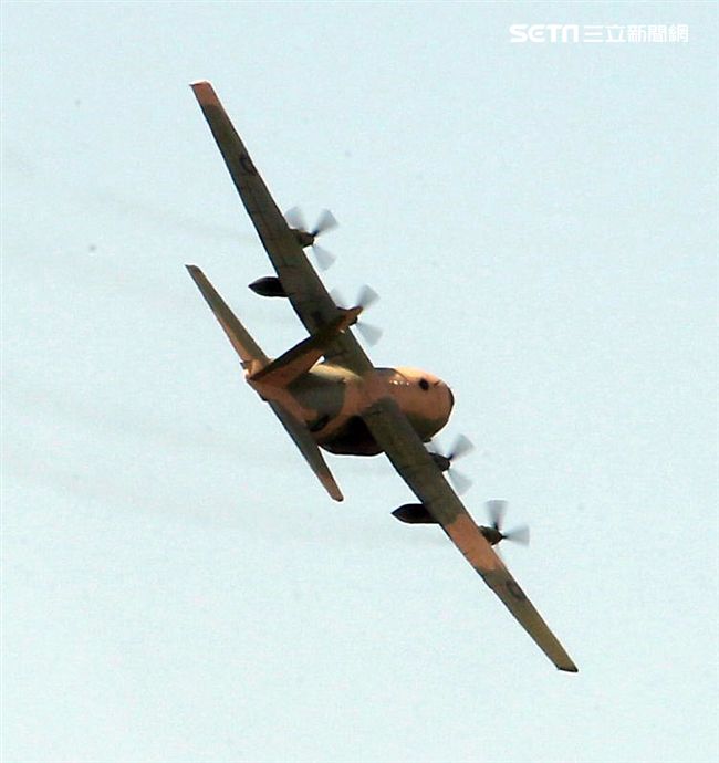 空軍Ｃ-130H運輸機實施「高進場突擊落地」60度小轉彎秀性能，和三型主力戰機尬技術驚艷全場。（記者邱榮吉/台東拍攝）