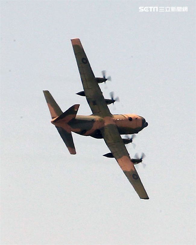 空軍Ｃ-130H運輸機實施「高進場突擊落地」60度小轉彎秀性能，和三型主力戰機尬技術驚艷全場。（記者邱榮吉/台東拍攝）