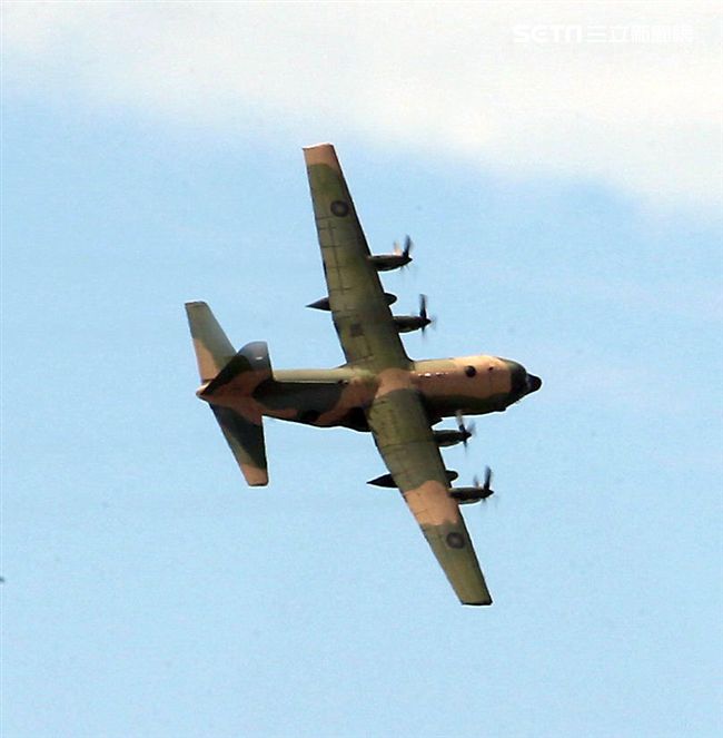 空軍Ｃ-130H運輸機實施「高進場突擊落地」60度小轉彎秀性能，和三型主力戰機尬技術驚艷全場。（記者邱榮吉/台東拍攝）