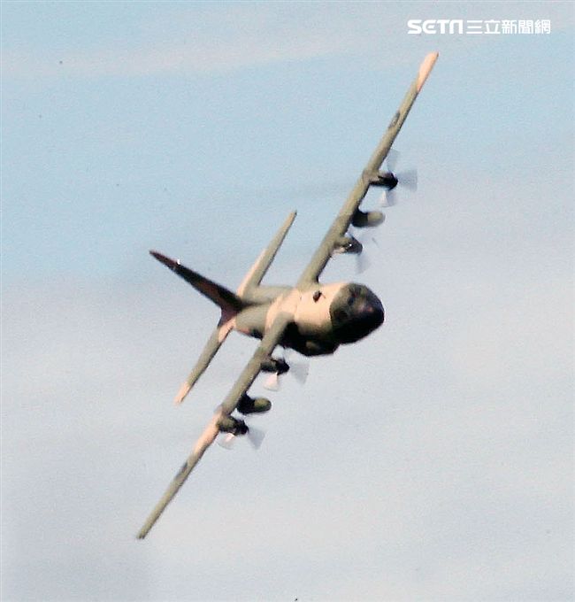 空軍Ｃ-130H運輸機實施「高進場突擊落地」60度小轉彎秀性能，和三型主力戰機尬技術驚艷全場。（記者邱榮吉/台東拍攝）