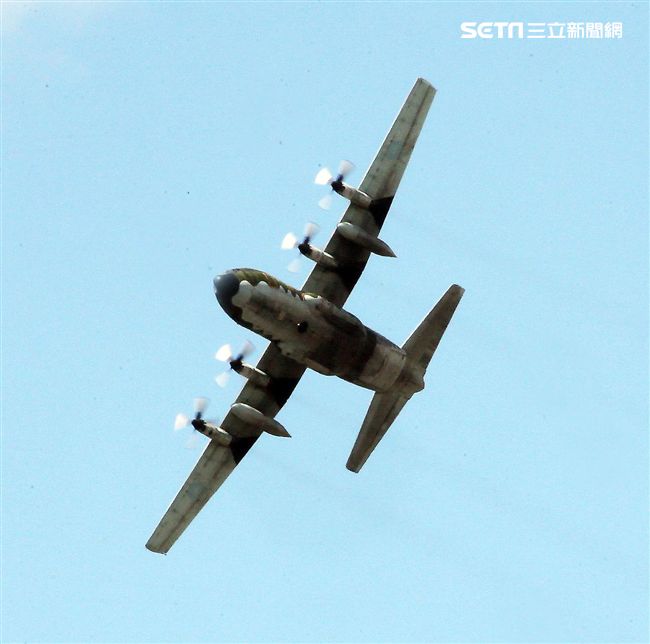 空軍Ｃ-130H運輸機實施「高進場突擊落地」60度小轉彎秀性能，和三型主力戰機尬技術驚艷全場。（記者邱榮吉/台東拍攝）