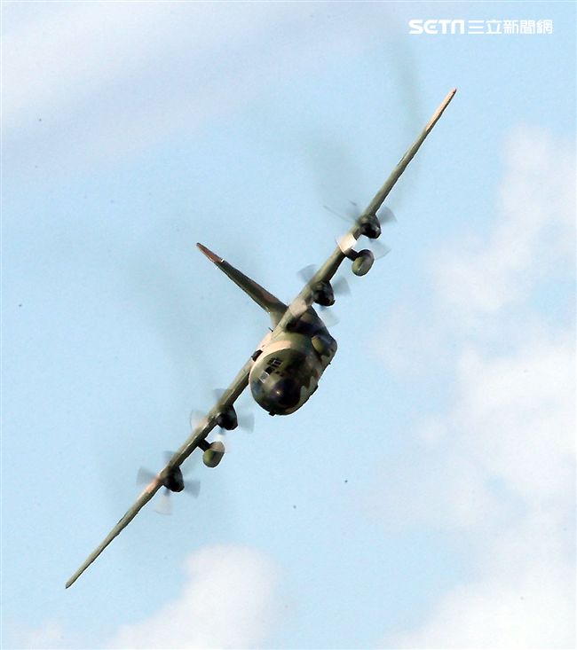 空軍Ｃ-130H運輸機實施「高進場突擊落地」60度小轉彎秀性能，和三型主力戰機尬技術驚艷全場。（記者邱榮吉/台東拍攝）