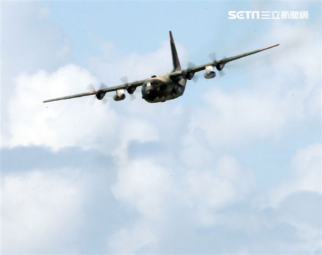 空軍Ｃ-130H運輸機實施「高進場突擊落地」60度小轉彎秀性能，和三型主力戰機尬技術驚艷全場。（記者邱榮吉/台東拍攝）