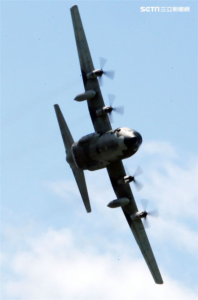空軍Ｃ-130H運輸機實施「高進場突擊落地」60度小轉彎秀性能，和三型主力戰機尬技術驚艷全場。（記者邱榮吉/台東拍攝）