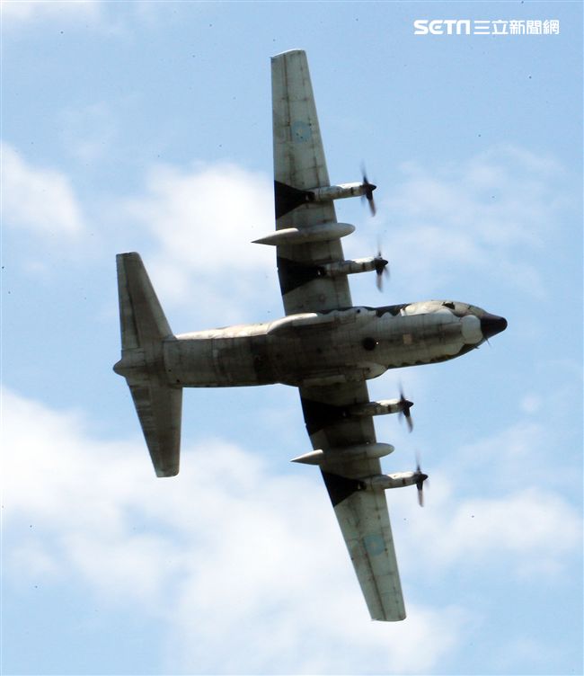 空軍Ｃ-130H運輸機實施「高進場突擊落地」60度小轉彎秀性能，和三型主力戰機尬技術驚艷全場。（記者邱榮吉/台東拍攝）