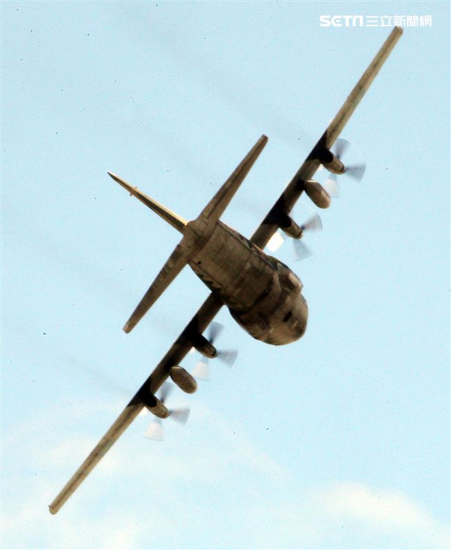 空軍Ｃ-130H運輸機實施「高進場突擊落地」60度小轉彎秀性能，和三型主力戰機尬技術驚艷全場。（記者邱榮吉/台東拍攝）