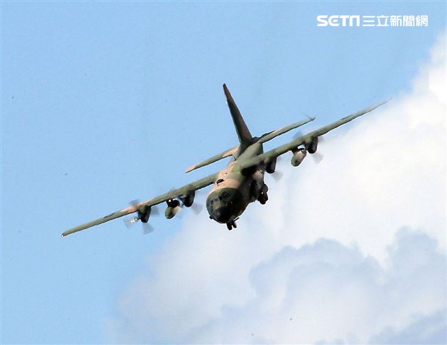 空軍Ｃ-130H運輸機實施「高進場突擊落地」60度小轉彎秀性能，和三型主力戰機尬技術驚艷全場。（記者邱榮吉/台東拍攝）