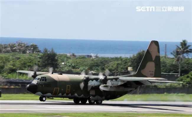 空軍Ｃ-130H運輸機實施「高進場突擊落地」60度小轉彎秀性能，和三型主力戰機尬技術驚艷全場。（記者邱榮吉/台東拍攝）