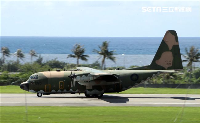 空軍Ｃ-130H運輸機實施「高進場突擊落地」60度小轉彎秀性能，和三型主力戰機尬技術驚艷全場。（記者邱榮吉/台東拍攝）