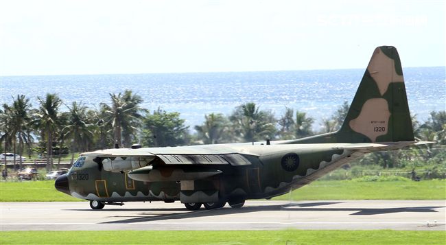 空軍Ｃ-130H運輸機實施「高進場突擊落地」60度小轉彎秀性能，和三型主力戰機尬技術驚艷全場。（記者邱榮吉/台東拍攝）