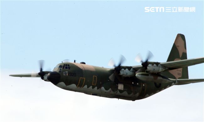 空軍Ｃ-130H運輸機實施「高進場突擊落地」60度小轉彎秀性能，和三型主力戰機尬技術驚艷全場。（記者邱榮吉/台東拍攝）