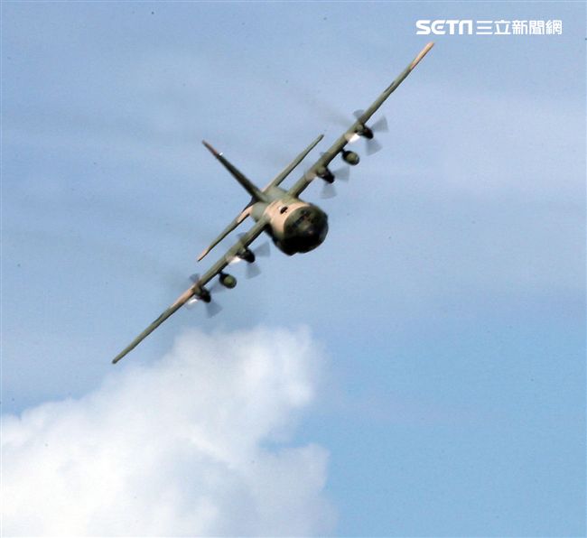 空軍Ｃ-130H運輸機實施「高進場突擊落地」60度小轉彎秀性能，和三型主力戰機尬技術驚艷全場。（記者邱榮吉/台東拍攝）